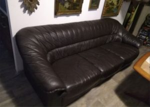 I am selling a leather sofa