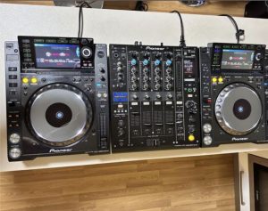 Pioneer DJM 900 Nexus + Pioneer CDJ 2000 Nexus