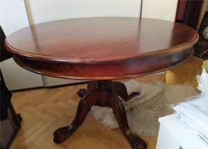 A beautiful large round table with a carved leg 120 cm