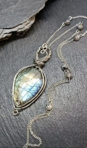 Elegant labradorite pendant