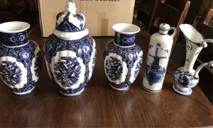 I am selling a set of Delft ceramics, top condition