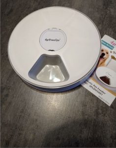 Automatic feeder for dogs and cats