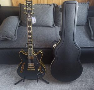 Semi-acoustic guitar IBANEZ JSM20-BKL