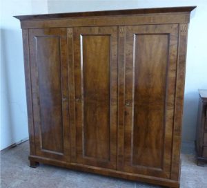 Three-part Biedermeier cabinet with marquetry, in good condition