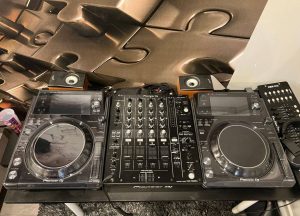 2 pcs Pioneer Xdj-1000mk2, gift with decksaver, in perfect condition!!