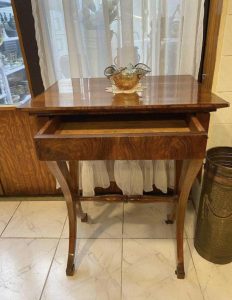 Biedermeier table with drawers