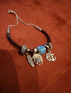 Pandora bőr karlánc + 6 rávaló, charm, spacer