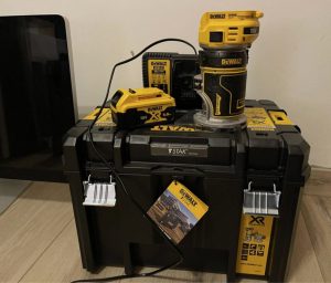 Dewalt Dcw604P2-QW 18V Router with spare battery in case
