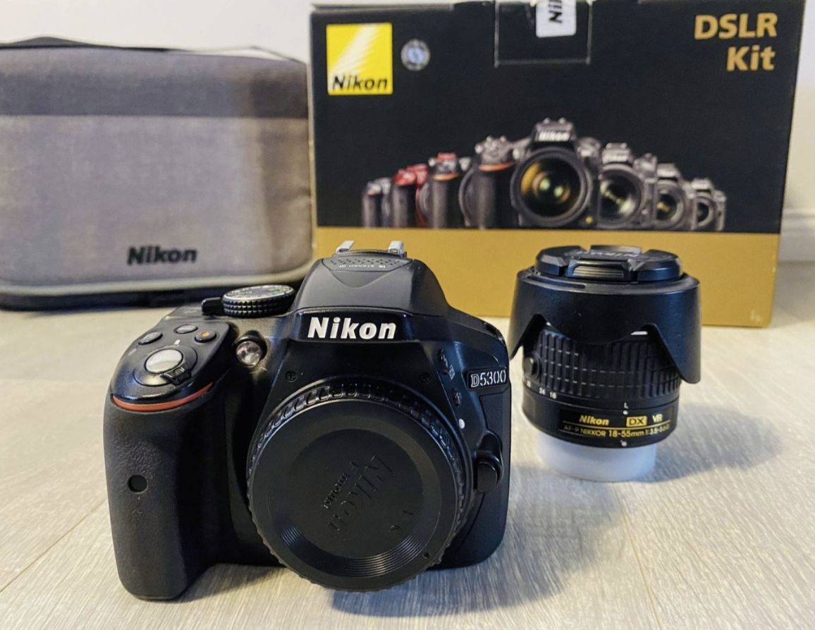 Nikon D5300 DSLR + AF-P 18-55 VR II + portrait grip + remote release