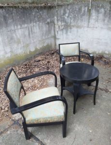 Smoking table + 2 upholstered armchairs