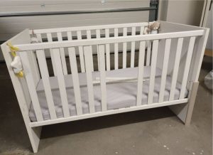 Slatted children's bed with wardrobe