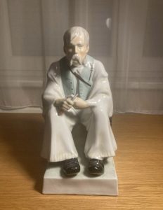 Zsolnay szalonnázó parasztfigura