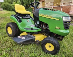 John Deere L110 17.5 HP lawn tractor